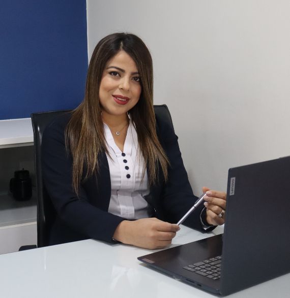Profesional de la agencia Loja de COOPAC